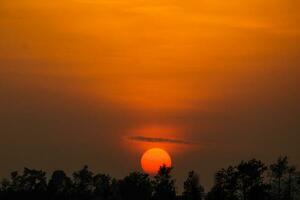 Horizonte von Licht- Erfassen Sonnenaufgang und Sonnenuntergang Momente foto