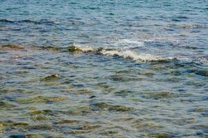 das turbulent Oberfläche von das Wasser auf das See wie ein Hintergrund. foto