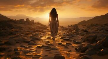 Frau Silhouette im Wüste Gehen beim Sonnenuntergang foto