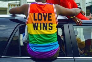Mann trägt ein T-Shirt mit dem LGBTQ mit Liebesgewinnen darauf geschrieben. foto