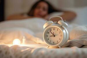 Weiß Alarm Uhr auf Bett Tabelle im Schlafzimmer, Frau Schlafen auf Bett im Hintergrund. ai generiert foto