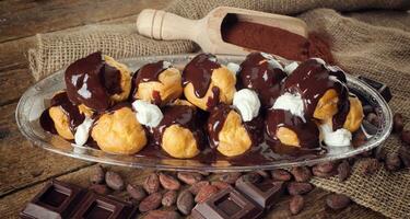 Schokolade Profiteroles mit Sahne foto