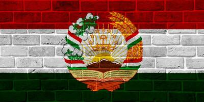 Flagge und Mantel von Waffen von Republik von Tadschikistan auf ein texturiert Hintergrund. Konzept Collage. foto