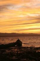 Boot im das See beim Sonnenuntergang. Rudern Boot schwebend Über das Schwebe See Gewässer. Gorontalo, Indonesien foto