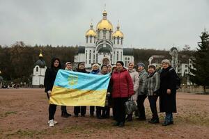 Ternopol, Ukraine - - April 2, 2023 Menschen mit Flagge während Mission im Komplex von ukrainisch jerusalem im das Mari spirituell Center von Zarvanyzja im das terebovlya Kreis von das Ternopil foto