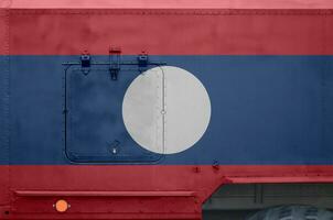 Laos Flagge abgebildet auf Seite Teil von Militär- gepanzert LKW Nahaufnahme. Heer Kräfte konzeptionelle Hintergrund foto