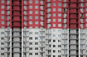 Indonesien Flagge abgebildet im Farbe Farben auf mehrstöckig wohnhaft Gebäude unter Konstruktion. texturiert Banner auf Backstein Mauer Hintergrund foto