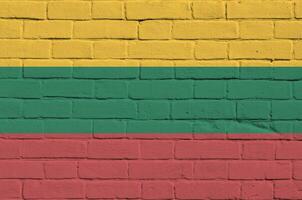 Litauen Flagge abgebildet im Farbe Farben auf alt Backstein Mauer. texturiert Banner auf groß Backstein Mauer Mauerwerk Hintergrund foto