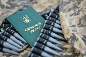 ukrainischer militärausweis auf stoff mit textur aus pixeliger tarnung. Stoff mit Tarnmuster in grauen, braunen und grünen Pixelformen mit persönlichem Token der ukrainischen Armee foto