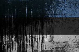 Estland Flagge abgebildet im Farbe Farben auf alt und schmutzig Öl Fass Mauer Nahaufnahme. texturiert Banner auf Rau Hintergrund foto