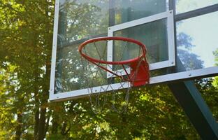 Outdoor-Basketball-Rückwand mit klarem blauem Himmel foto