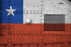 Chile Flagge abgebildet auf Seite Teil von Militär- gepanzert Panzer Nahaufnahme. Heer Kräfte konzeptionelle Hintergrund foto
