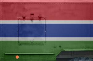 Gambia Flagge abgebildet auf Seite Teil von Militär- gepanzert LKW Nahaufnahme. Heer Kräfte konzeptionelle Hintergrund foto