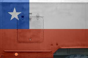 Chile Flagge abgebildet auf Seite Teil von Militär- gepanzert LKW Nahaufnahme. Heer Kräfte konzeptionelle Hintergrund foto