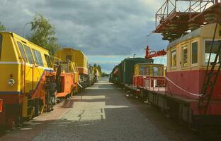 kabinen moderner russischer technischer unterstützung elektrische züge und eisenbahnkräne. Seitenansicht der Köpfe von Eisenbahnzügen mit vielen Rädern foto