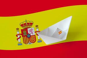 Spanien Flagge abgebildet auf Papier Origami Schiff Nahaufnahme. handgemacht Kunst Konzept foto