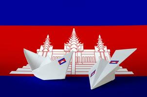Kambodscha Flagge abgebildet auf Papier Origami Flugzeug und Boot. handgemacht Kunst Konzept foto