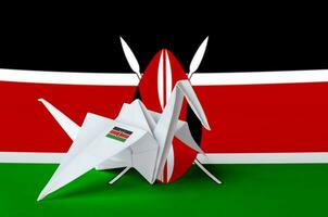 Kenia Flagge abgebildet auf Papier Origami Kran Flügel. handgemacht Kunst Konzept foto