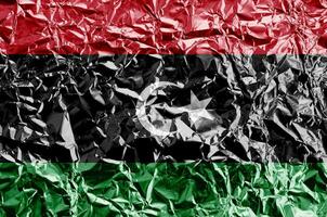 Libyen Flagge abgebildet im Farbe Farben auf glänzend zerknittert Aluminium vereiteln Nahaufnahme. texturiert Banner auf Rau Hintergrund foto
