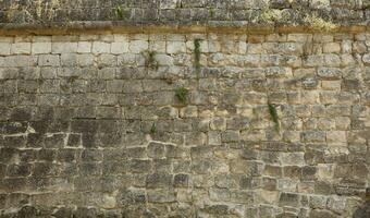 sehr alt Backstein Stein Mauer von Schloss oder Festung von 18 .. Jahrhundert. voll Rahmen Mauer mit obsolet schmutzig und geknackt Ziegel foto