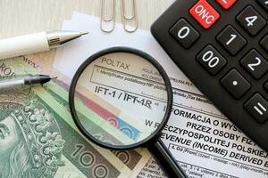 Information auf Einnahmen Einkommen abgeleitet durch nicht ansässige natürlich Personen ift-1 ift-1r bilden auf Buchhalter Tabelle mit Stift und Polieren Zloty Geld Rechnungen foto