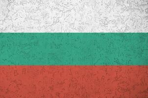 bulgarische flagge in hellen farben auf alter reliefputzwand dargestellt. strukturierte Fahne auf rauem Hintergrund foto