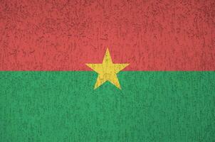 burkina faso flagge in hellen farben auf alter reliefputzwand dargestellt. strukturierte Fahne auf rauem Hintergrund foto