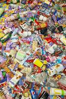 charkow, ukraine - 10. august 2021 großer stapel verschiedener verpackungen und leerer einwegverpackungen und becher aus der berühmten markenlebensmittelproduktion foto