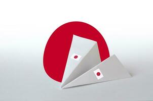 Japan Flagge abgebildet auf Papier Origami Flugzeug. handgemacht Kunst Konzept foto