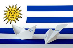 Uruguay Flagge abgebildet auf Papier Origami Flugzeug und Boot. handgemacht Kunst Konzept foto