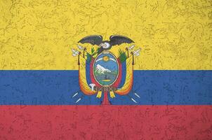 ecuador-flagge in hellen farben auf alter reliefputzwand dargestellt. strukturierte Fahne auf rauem Hintergrund foto