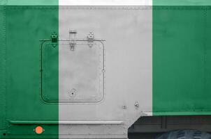 Nigeria Flagge abgebildet auf Seite Teil von Militär- gepanzert LKW Nahaufnahme. Heer Kräfte konzeptionelle Hintergrund foto