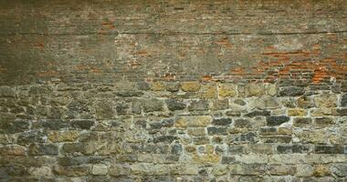 groß Stein Mauer von ein uralt Schloss im Lemberg, Ukraine foto