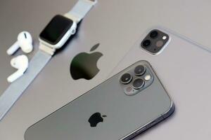 Kiew, Ukraine - - 4 dürfen, 2023 Apfel Marke Geräte iPhone, iPad und Airpods mit Apfel Uhr Lügen auf MacBook Körper foto