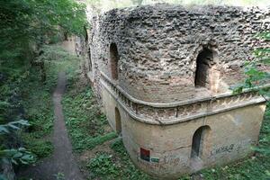 Riwne, Ukraine - - September 16, 2023 Ruinen von das tarakaniv Fort oder dubno Fort Neu Schloss. Verteidigung architektonisch Monument von das 19 .. Jahrhundert foto