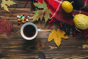 Halloween. Herbstdekor, Kürbisse, Plaid, Blatt, Süßigkeiten und Kaffee. foto