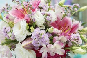 Nahaufnahme eines schönen bunten Blumenstrauß mit Lilien und Rosen foto