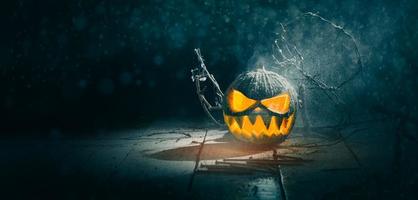 Halloween-Kürbis auf dunklem Hintergrund
