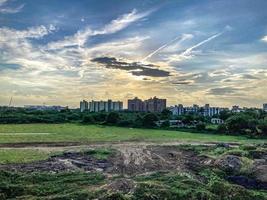 ahmedabad city skyline unter bewölktem himmel indien foto
