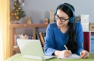 weibliches Schreiben zum Online-Lernen oder Nachhilfelehrer zu Hause. foto