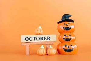 Halloween-Kürbisse auf orangem Hintergrund, hallo Oktober-Konzept foto
