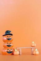 Halloween-Kürbisse auf orangem Hintergrund, hallo Oktober-Konzept foto