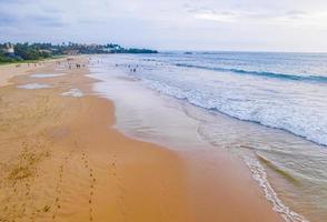 Schönes bewölktes Landschaftspanorama vom Bentota-Strand auf Sri Lanka.