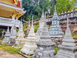 bunter goldener Tempel mit Stupas Wat Sila Ngu Koh Samui. foto