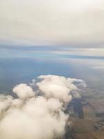 fliegen über bremen deutschland mit blick aus dem flugzeugfenster. foto