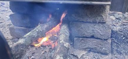 heiße Brennholzkohlen mit rotem Feuer foto