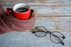 heißer Kaffee in roter Tasse und Schal im Winter foto