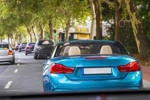 blue cool cabriolet fährt im sommer durch bremen. foto