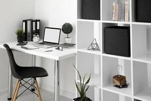 Schreibtisch mit Laptop-Stuhlregal. Auflösung und hochwertiges schönes Foto