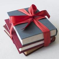 Bücher mit rotem Band. Auflösung und hochwertiges schönes Foto